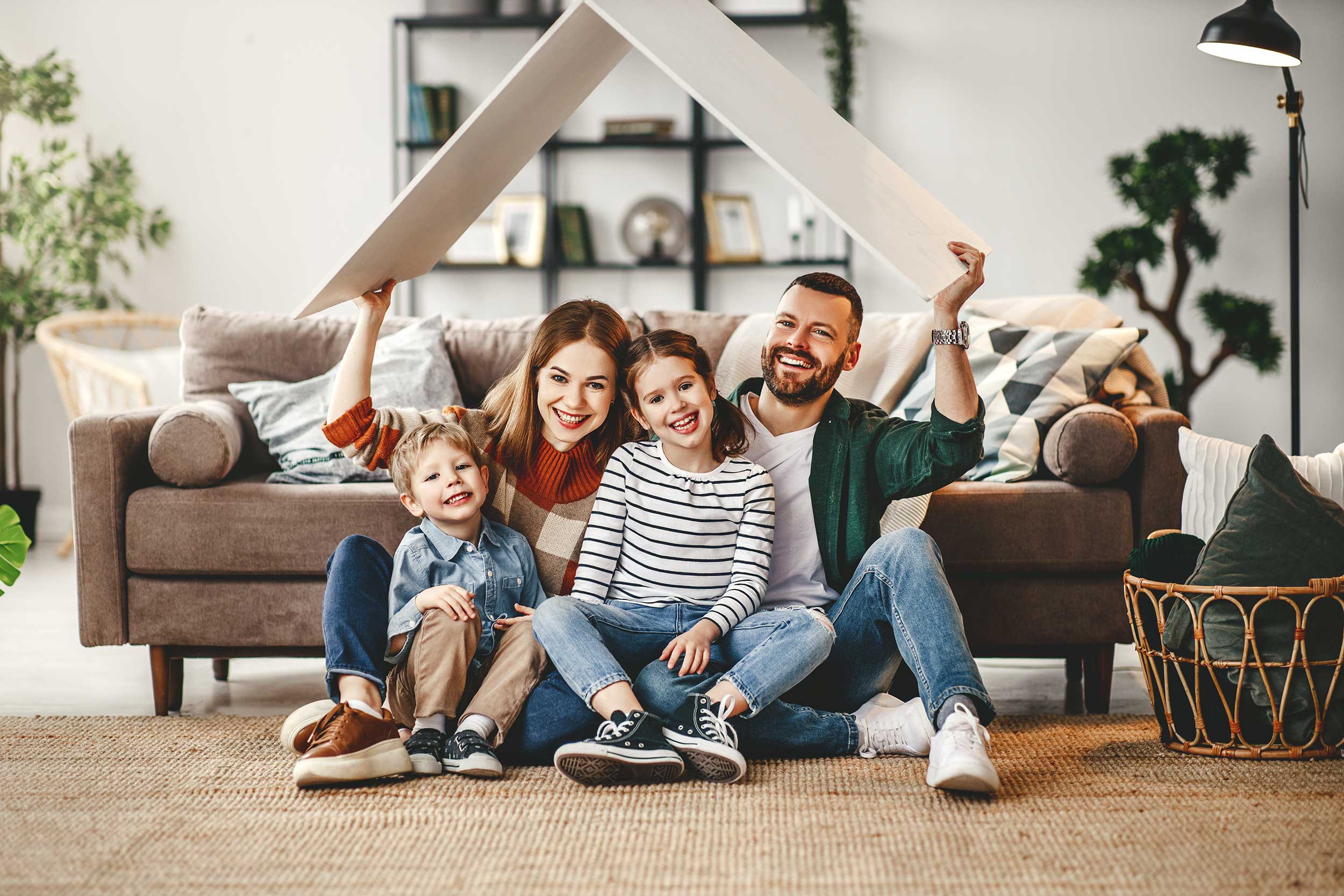 Junge Familie in neuem Haus