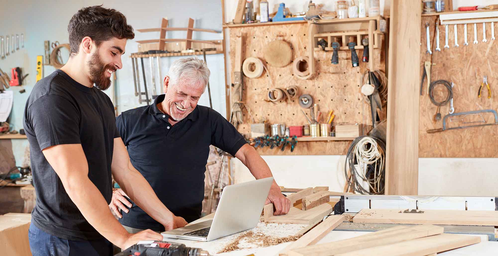 Vater mit Sohn in der Werkstatt